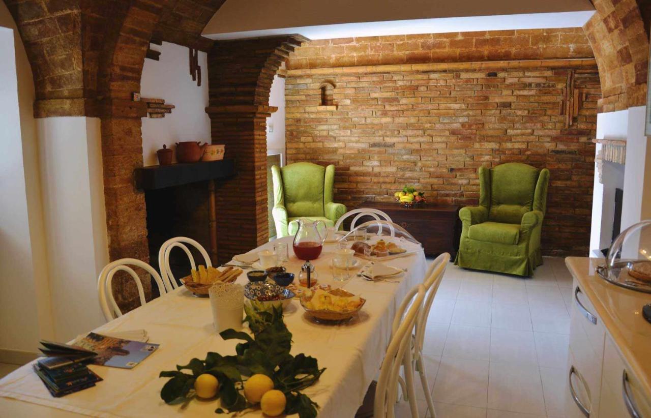 Beb Cornelia Bed & Breakfast Atri Bagian luar foto