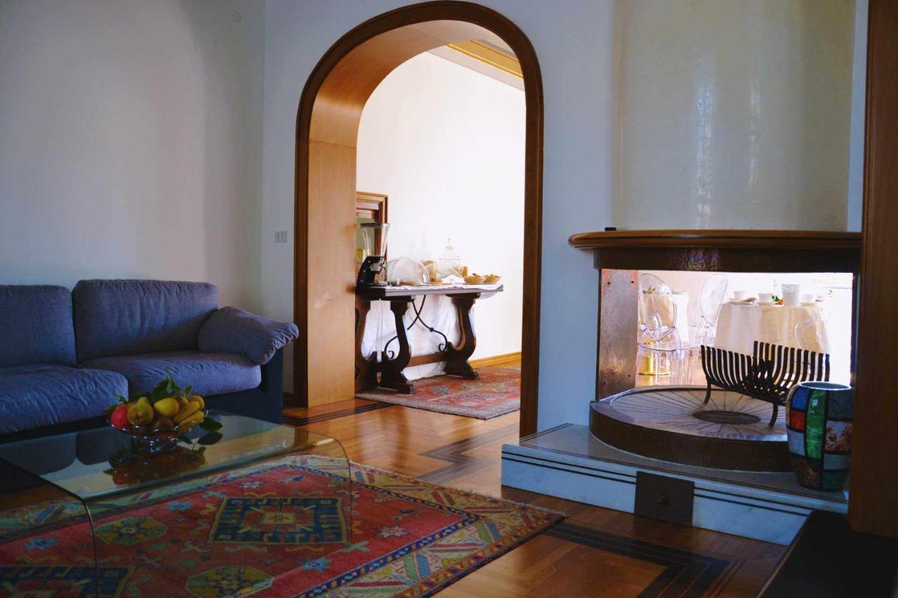 Beb Cornelia Bed & Breakfast Atri Bagian luar foto