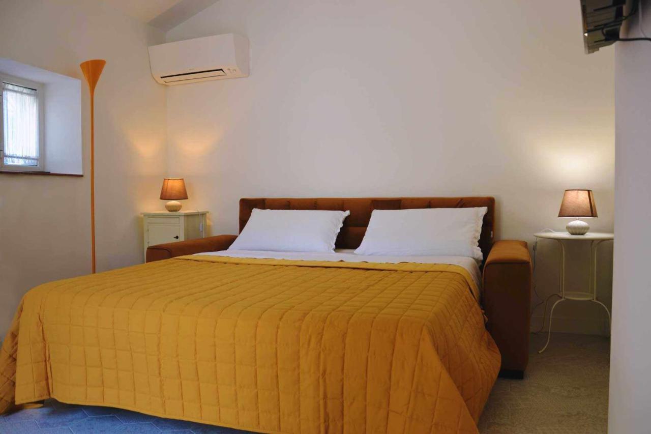 Beb Cornelia Bed & Breakfast Atri Bagian luar foto